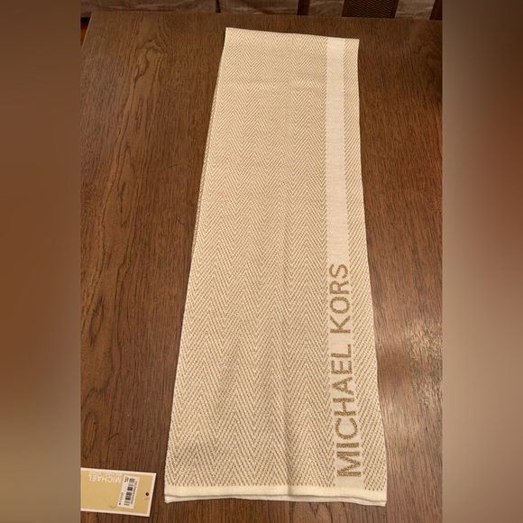 Beautiful Beige with Metallic Gold Michael Kors Chevron Reversible Scarf - Picture 4 of 7